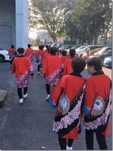 文化センターを出て式典会場へ徒歩で移動するたくさんの女性の写真